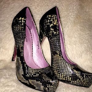 Platform heels 👠, NEW, with snake design!!